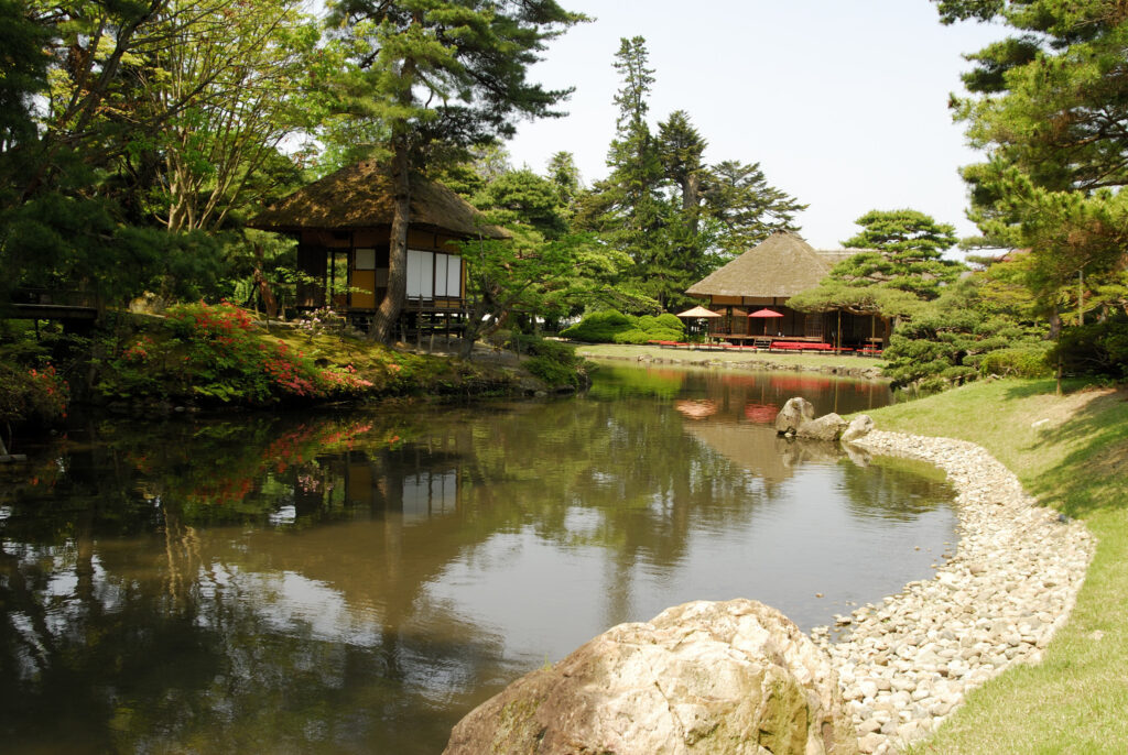 Nestled at the foot of Higashiyama in Aizu, Oyakuen Garden welcomes visitors into a peaceful landscape shaped by centuries of care.