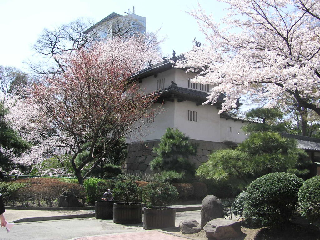 Located alongside the picturesque Karasu River in Takasaki City, Gunma Prefecture, Takasaki Joshi Park combines a reverence for Japanese history and a scenic spot for spotting seasonal colors.