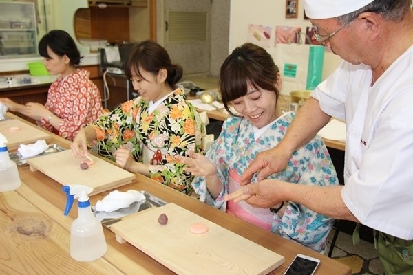 Wagashi-making Experience at Yamamoto Sohonten