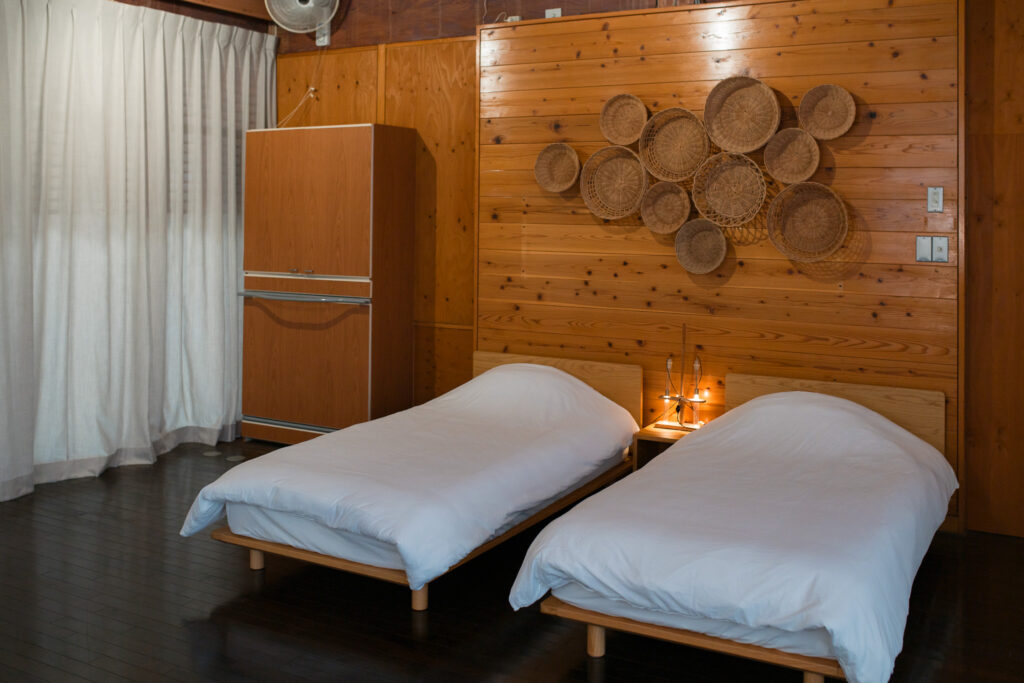 Trade the conventional hotel experience for something more meaningful: a stay in a revitalized school that celebrates local life and fosters genuine connections with the community!