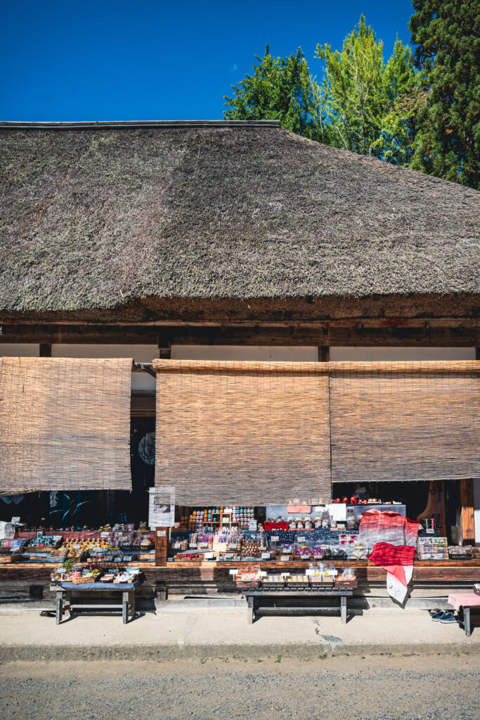 Wander down the post town along the old highway, admiring the thatched-roof houses and businesses that line the street, breathing in the crisp air of a town that embraces Edo tradition.