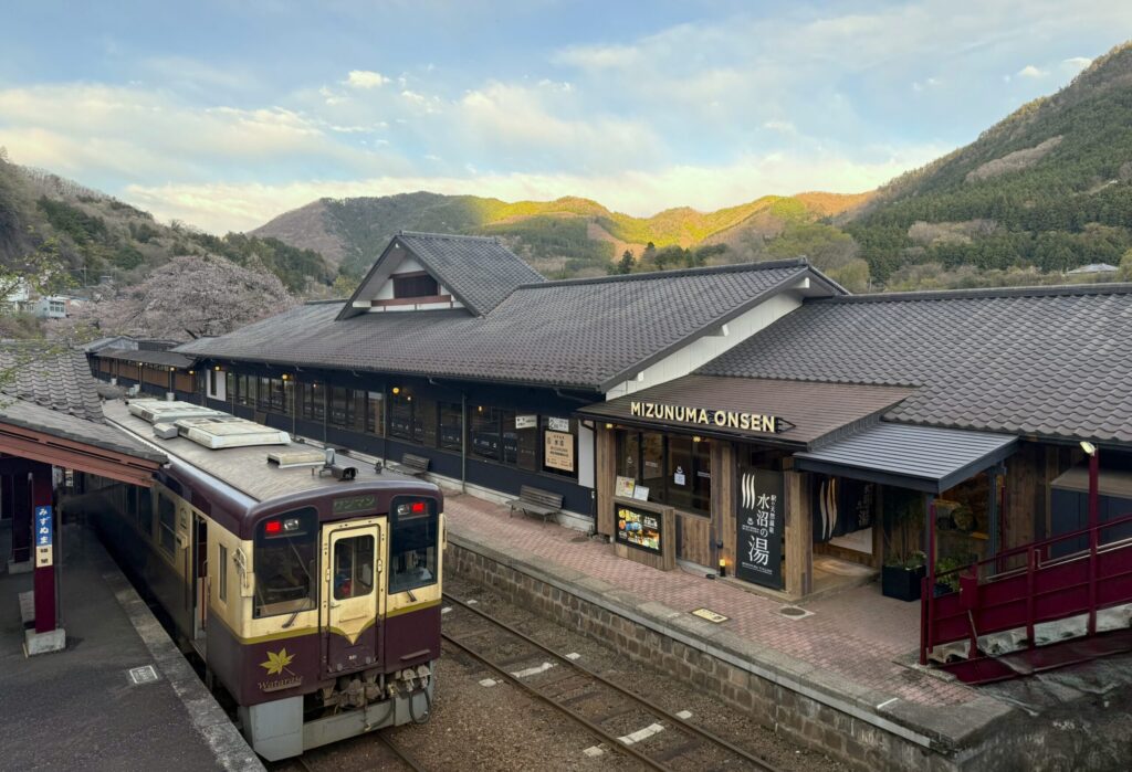 With several types of baths, from indoor to open-air, along with a sauna, Mizunuma no Yu is the perfect place to unwind before or after your train journey.
