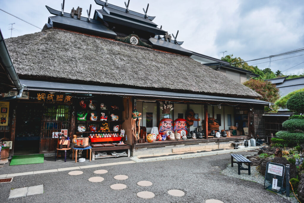 Nestled in the hills east of Koriyama city, this traditional village refuses to forget the traditions that molded it, with Edo-era artisans preserving toymaking techniques that can be viewed from their still-active workshops.