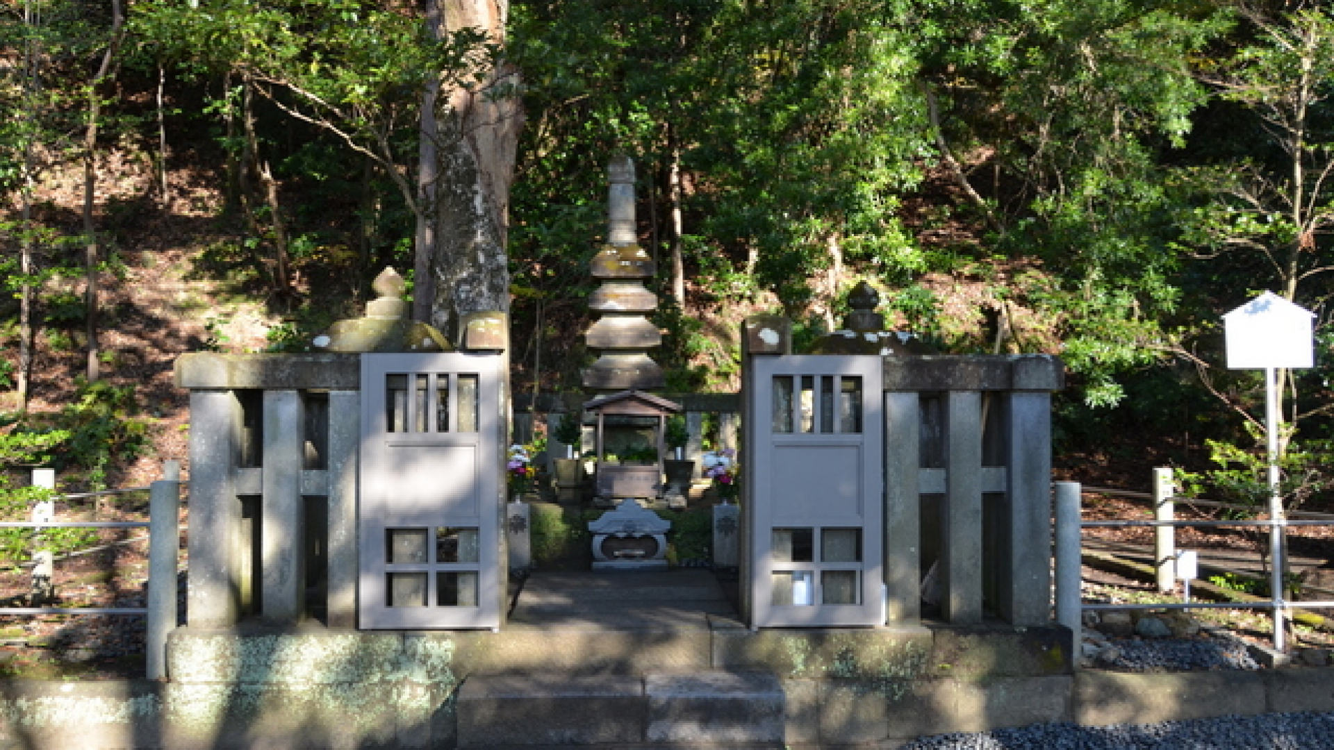 Historic Site Hokke-do Ruins (Minamoto no Yoritomo Tomb)