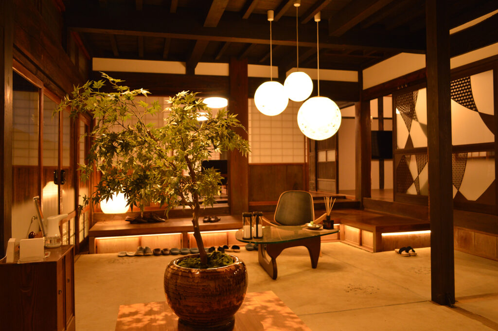 Inhabit Edo-period(1603–1868)  architecture with modern luxuries