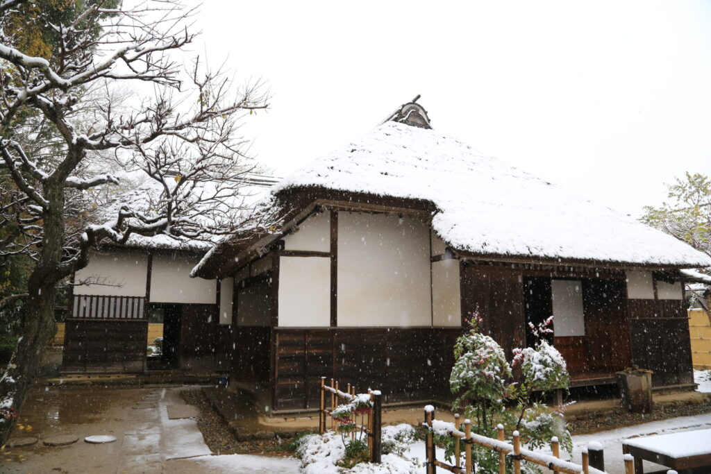 Access to Hiyodori-zaka and the Old Samurai Residences